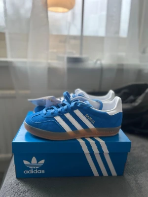 Adidas gazelle sneakers  - Nya med prislappen kvar , aldrig använda. 