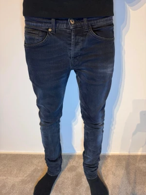 Dondup George Jeans - | Skick: 10/10 | Färg: Mörkblå | Modell: 172cm 58kg | Bad inkluderas: Enbart jeansen | Nypris: 3 600kr |