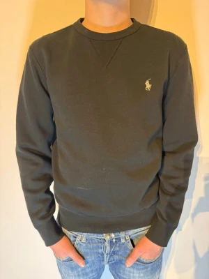 Ralph Lauren Sweatshirt - | Skick: 9/10 | Färg: Svart | Modell: 172cm 58kg | Vad inkluderas: Kvitto och Tröja | Nypris: 1 200kr |