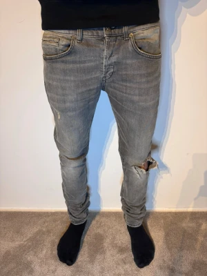 Dondup George Jeans  - | Skick: 8/10 | Färg: Grå | Modell: 172cm 58kg | Vad inkluderas: Enbart jeansen | Nypris: 3 600kr |
