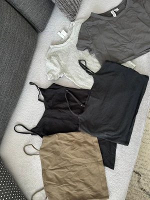Linnen & t shirts - Det militär gröna linnet är köpt på gina tricot i storlek S.  Båda svarta linnena är köpta på lager 157 ena är i storlek M & andra i S.  Mörkgråa t shirten är köpt på H&M i storlek M.  Gråa t shirten är köpt på H&M i storlek S.  Inga defekter eller fel på några utav dem. 💓