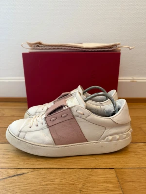 Valentino open sneakers  - Säljer nu dessa fina valentino skor | Storlek 39,5 | Givetvis äkta | Hör gärna av er vid frågor eller funderingar 