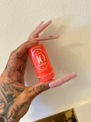 Sol de janerio  - Cheirosa 40 Jelly Perfume Balm - Parfymerat balsam i fast form 4g ord pris: 289:- helt ny 🌻  Detta doftande gelbalsam är en fast, alkoholfri parfym i smidigt fickformat, idealisk att använda när som helst, var som helst.  Speciellt framtagen för snabba touch-ups under hela dagen – från kontoret till middagen, konserten, efter träningen, på resan eller i handväskan – för enkla, personliga och intima doftögonblick.  
