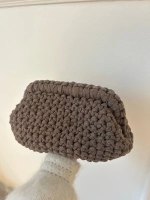 Stickad brun kuvertväska från Stitch - Ca 25 x 15. 