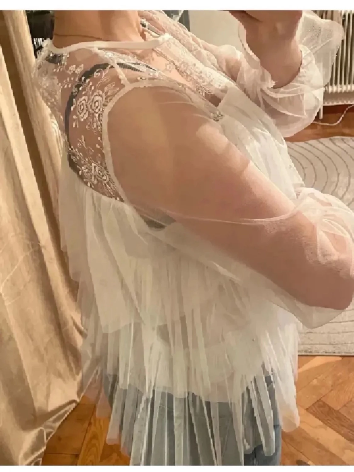 Vit volangblus med spetsdetaljer - 4