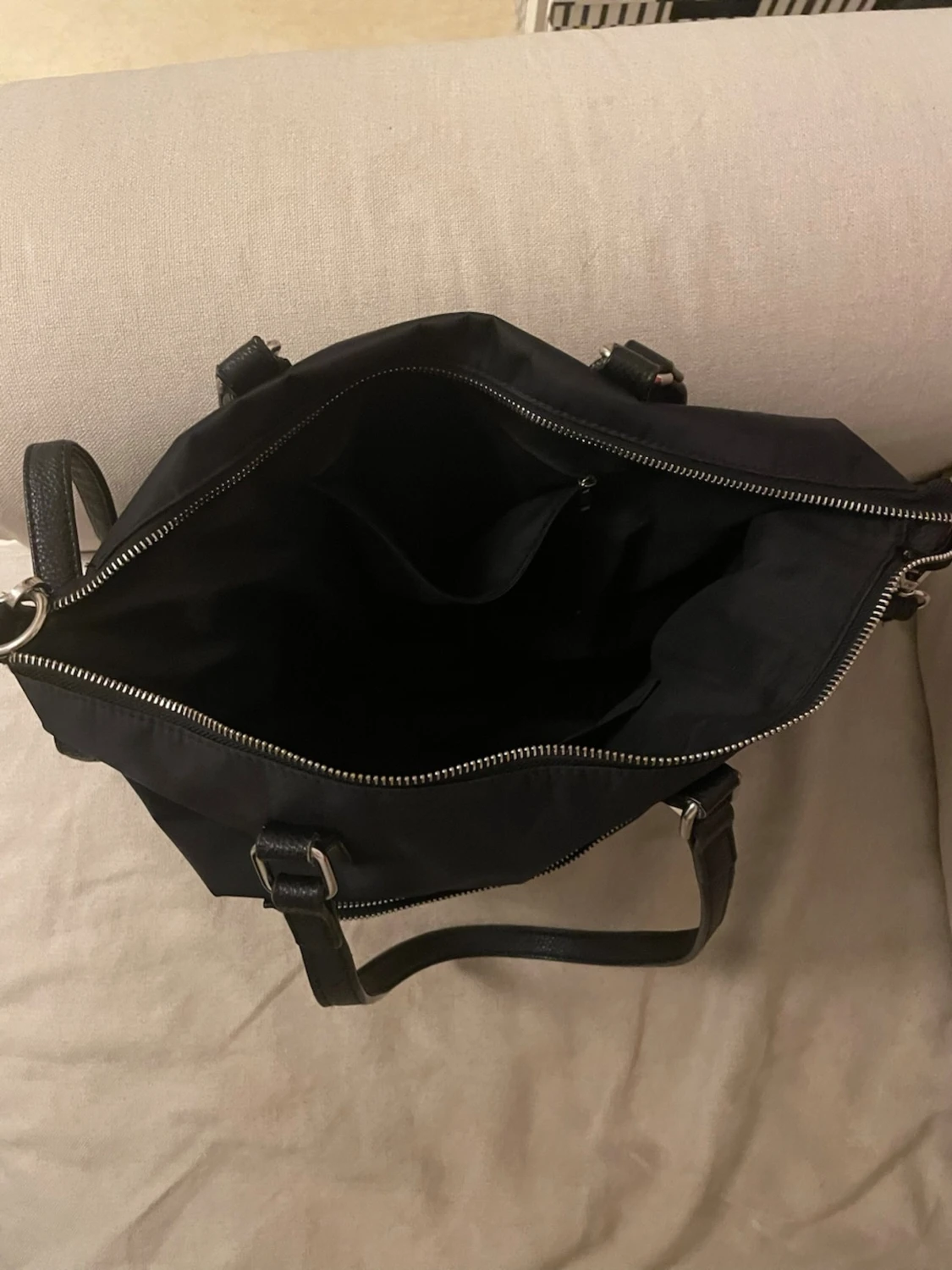 Svart axelväska med dragkedjor - 1