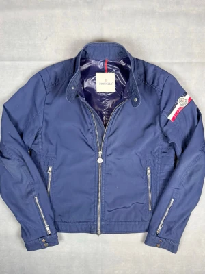 Moncler courchevel jacka - Moncler jacka i modellen courchevel | Skick: 8/10, små defekter och fläckar men inget som påverkar helhetsintrycket | Size: 2, skulle säga att den motsvarar en mindre S | Färg: Navy | Hör gärna av er vid frågor och funderingar!🤗