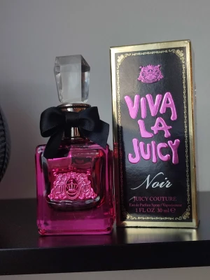 Juicy Couture Viva la Juicy Noir 30ml - Juicy Couture Viva la Juicy Noir. 30ML. Edp. Inte använd speciellt mycket. Uppskattar att det är ca 80% kvar då man inte kan se igenom flaskan. Tyvärr färgborfall runt korken, se bilderna.