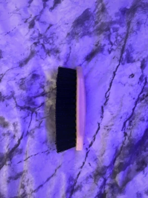 Liten ryktarborste med trähandtag - en liten ryktarborste väldigt smidig att ha med i sin ryktarväska 