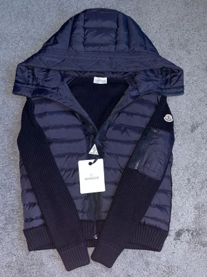 Moncler cardigan - Snygg mörkblå Cardiganfrån Moncler med stickade ärmar och luva. inte använd nån gån perfect