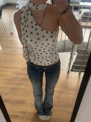 Polkadot topp - Jättefin one-shoulder topp från H&M som är helt slutsåld❣️