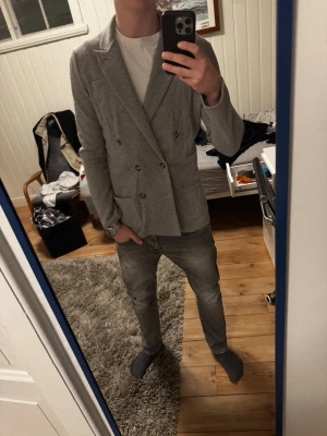 John Henric Kavaj - Snygg grå John Henric kavaj | Kanon skick | Modellen på bilden är 182 och väger 70 kg | P051