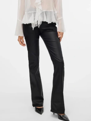 Svarta glansiga jeans - Svarta glansiga jeans från Vero Moda i storlek xs, medelhög midja. 💓