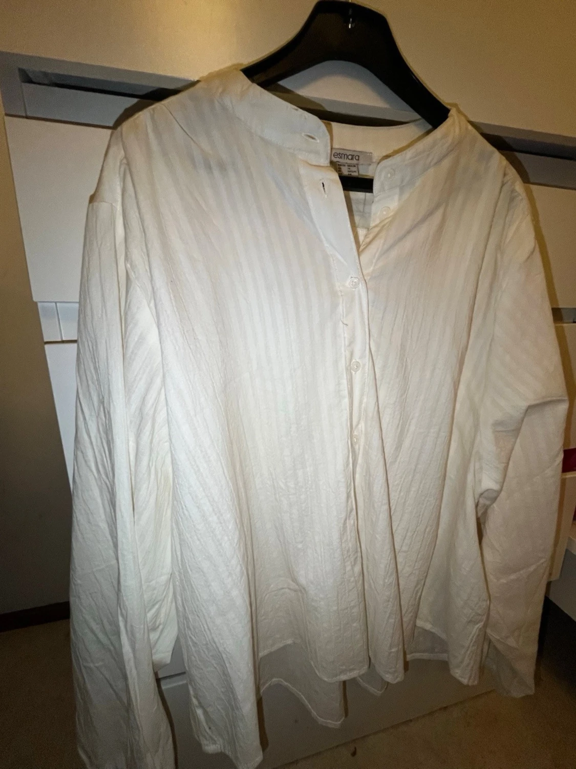 Vit skjorta med ståkrage från Esmara - 1
