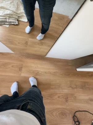 Mörkblå raka jeans från Jack and Jones  - Säljer ett par mörkblå jeans från Jack and Jones med klassisk rak passform(TAPERED/Mike) i storlek 29/30. Jeansen har några små snygga slitningar, perfekta till en avslappnad stil. Tillverkade i denim med en skön känsla och tidlös look.