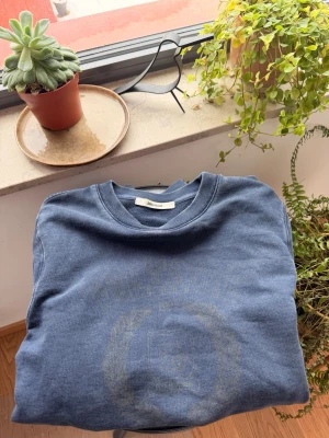 Zadig and Voltaire Tröja  - Säljer en mörkblå tröja från Zadig och Voltaire. Den är i storlek: [M]. Priset är ej huggit i 🪨, skriv pm om du har några funderingar.