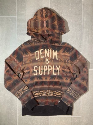 RLDS Aztec Spellout Hoodie - Unik hoodie från Ralph lauren Denim & Supply, fint skick inga defekter!                                                                                    Längd (ej luvan): 61, Bredd (över bröstet): 56, Armlängd (från axeln): 66