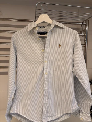 Skjorta  - Randig skjorta från Ralph Lauren! Mycket bra skick! Storlek 8/S