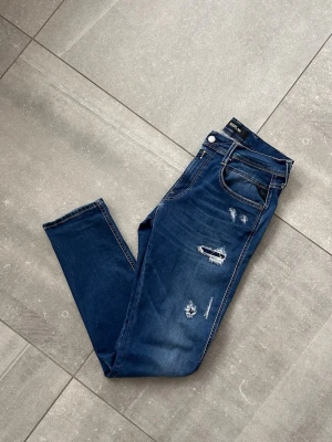 Replay Anbass  - Säljer nu dessa Replay Anbass jeans i Stolek:31 skicket är (8/10) och fabriks slitningarna är i topp skick. Använda och tvättade sparsamt. 