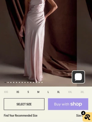 Ljusrosa axelbandslös maxiklänning / balklänning  - Jättefin ljusros axelbandslös balklänning från meshki. Storlek L men liten i storlek så passar M. Endast testad en gång och med prislapp kvar.