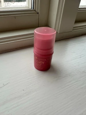 Essence Baby Got Blush stick - Essence Baby Got Blush är ett rouge i praktisk stickform med en mjuk rosa färg. Förpackningen är cylinderformad och har ett genomskinligt rosa lock. Perfekt för att snabbt fräscha upp kinderna med en naturlig glow. Enkel att ta med i väskan.