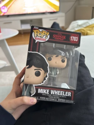 Funko Pop Mike Wheeler Stranger Things - Mike funko lite skada på toppen av lådan