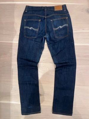 Dry Nudie jeans thin Finn - Säljer nu dessa riktigt snygga Nudie jeansen, dessa har en riktigt snygg blå tvätt och modellen heter thin finn, dessa sitter riktigt fint, storleken är W34 & L32, vi säljer dem nu för 599, vid fler frågor kring mer bilder eller liknande är det bara att höra av sig / AC Fashion 🤝