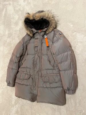 Parajumpers Harraseeket - Storlek: L.  Skick: 8/10 kemtvättad,  färg: beige   Sällsynt modell som ej säljs mer