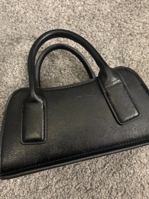 Svart minihandväska  - En jätte fin väska från Zara, den har en liten difekt(se på bilderna)💗