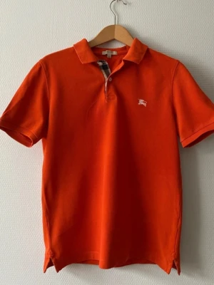 Orange pikétröja från Burberry - Mycket gott skick 