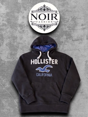 Svart Hollister hoodie  - Riktigt snygg Hollister hoodie som är riktigt trendig just nu. Den är i storlek XS och passar någon som är 165-170