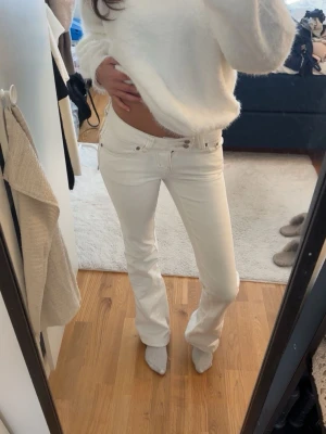 vita lågmidjade jeans - Vita lågmidjade jeans från lager 157, aldrig använda endast testade, har aldrig kommit till användning. Storlek xxs full length men passar mig som även bär xs full length, passar alltså 32-34💋 Inga defekter alls då de ej är använda ( är 167 för referens)