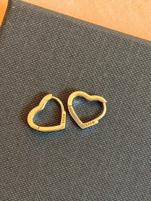 Silver hjärtörhängen  - Säljer ett par stilrena örhängen i form av hjärtan. Perfekta för dig som gillar minimalistisk och trendig design.