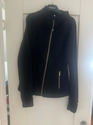 Helt ny Lululemon Define Jacket - pris lappen ingår men har trillat av!! Jackan är i passform storlek 4 som ungefär motsvarar XS-S, skulle jag bedöma! Säljer pga för stor för mig!