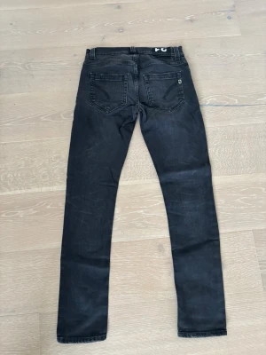 Dondup jeans - Säljer ett par riktigt schyssta svarta dondup jeans i toppenskick, hittar inga defekter! Midjemått:38cm. Ytterbenslängd:100cm. Hör gärna av dig vid funderingar!