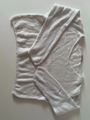 Vit tunnstickad tröja  - Säljer en vit tunnstickad tröja med V-ringning och långa ärmar. Den är i ett mjuk material. Tröjan kan kännas cropped men ser jätte bra ut med en kjol. Älskar denna tröja men tyvärr är den alldeles för kort för mig.