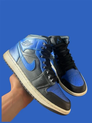 Jordans 1 - Säljer ett år jordans 1 som är blå och svarta i storlek 43. De är i mycket bra skick och kostar runt 1800kr ny. 