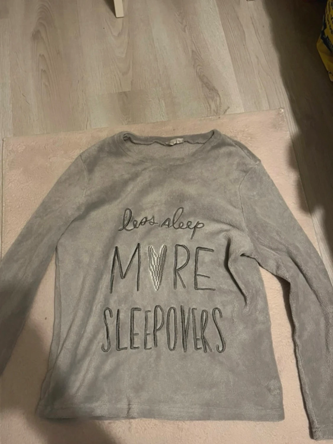 Grå långärmad pyjamastopp