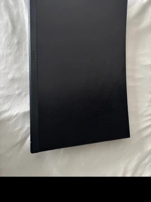 MSI 144hz skärm stativ följer med. - Säljer en curved 144hz MSI med stativ.