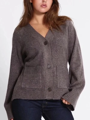 Brun kofta med fickor och knappar - Mysig brun kofta med v-ringning och stora knappar framtill. Två rejäla fickor på framsidan och ribbade muddar vid ärmslut och nederkant. Perfekt för lager på lager och enkel att matcha med jeans eller kjol.