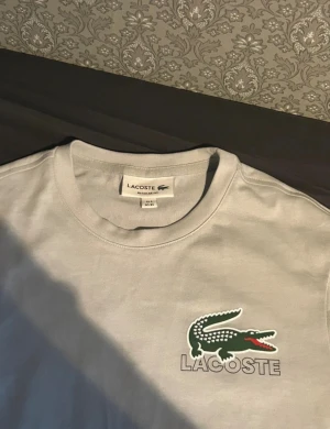  t-shirt Lacoste  - Snygg grå t-shirt från Lacoste med stor krokodil-logga