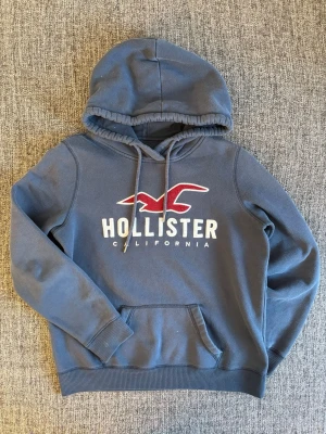Hollister hoodie ”sällsynt” - Sjukt eftertraktad vintage hollister hoodie som säljs snabbt när den dyker upp. Väldigt bra bevarad och i fint skick.  Märke: hollister | Storlek: M | Skick: 9/10  Skickas inom 24h 📦 | Kan gå ner i pris vid snabb affär ✌️