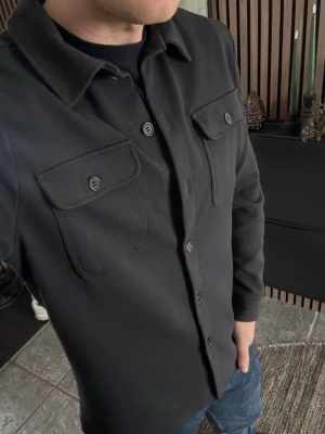 Overshirt  - Riktigt snygg och fräsch overshirt!!🤩 Otroligt bra skick, inga tecken på skador eller missfärgningar & liknande. Killen på bilden är 180cm