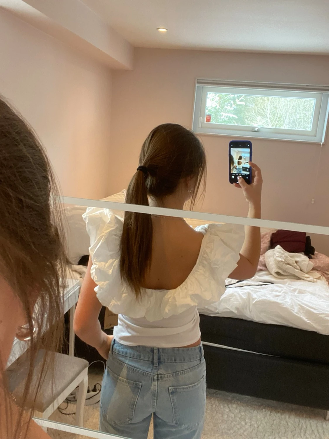 Vit volangblus med öppen rygg - 1