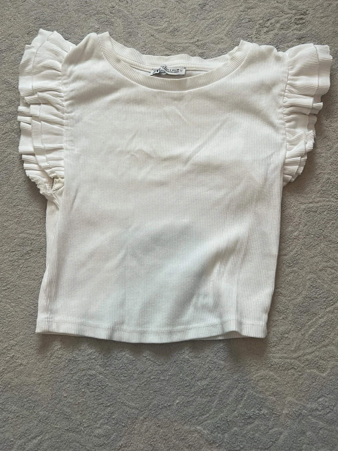 Vit ribbad topp med volangärmar