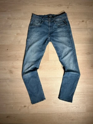 Blåa Replay Anbass Jeans Storlek W32 - Fina Replay Jeans i blå färg. Jeansen är i mycket bra skick, en liten fläck (SE SISTA BILD) och sparsamt använda. |  Äkta som allt annat jag säljer! ✅|  Storlek: W32 | Skick: Mycket Bra Skick (Liten fläck vid ena fickan - se sista bild) ~ Färg: Blå | Märke: Replay | Modell: Jeans |  Hör gärna av dig vid frågor så svarar jag så fort jag kan! 😁| 