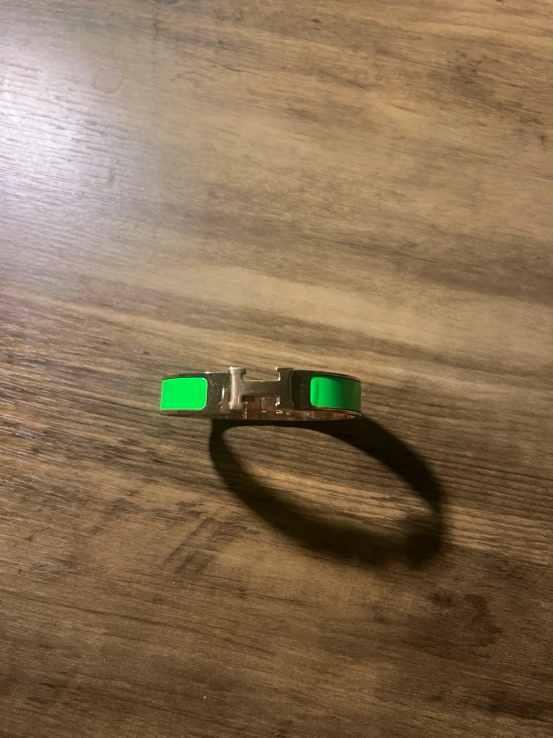 Grönt H-armband i metall