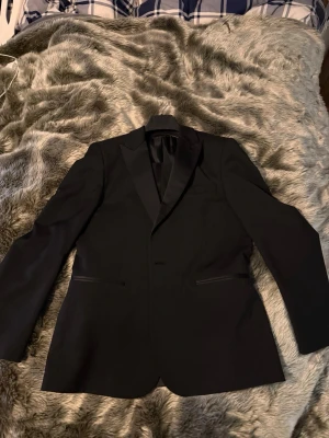 Smoking  - Säljer min smoking. Användes för balen i 3an för studenten. Storlek är 48 på kavajen och 50 för byxorna. Allt är kemtvättat, bara att använda. Fluga och hängslen tillkommer. 