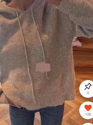 Stickad Hoodie  - Köpte från Plick men passar inte, jätte fint sick.