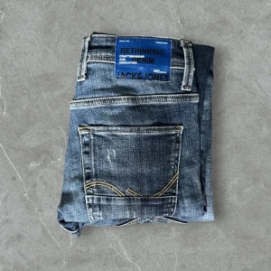 Jack And Jones Jeans - Ett par tvärfeta Jack And Jones Jeans i storleken W28/L32 men sitter mer som W29/L32| Skick:8,5/10| Pris kan diskuteras!!